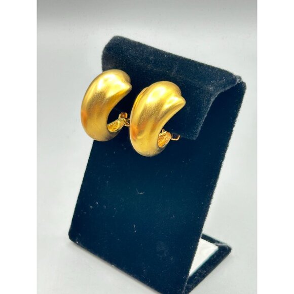 Signed GJD Ginnie Johansen Design Clip On Hoops Earrings Matte Gold Tone - Picture 4 of 10